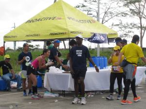 That's bartender Mark Hernandez of Team Gotta  giving out Pepsi.  As for me, I am not sure what I was singing errr I mean what am I doing here...?