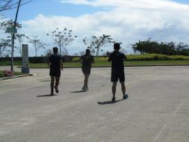 Joanne Tan being chased by veteran runners on the last 1k to her Marathon Dream.